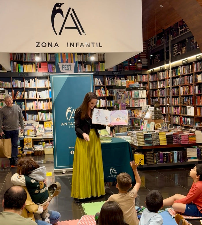 Tati Rosales leyendo Mira tu caca a un grupo de niños en la zona infantil de una librería Antártica