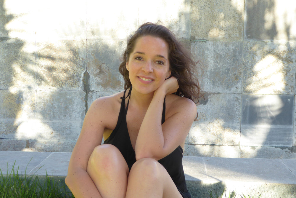 Tati Rosales sonriendo apoyada en un muro